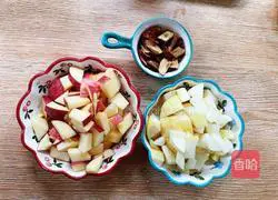 Illustration of how to use cool snow pear paste to stimulate breast milk 2