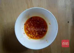 Illustration of how to make cold shredded chicken noodles 3