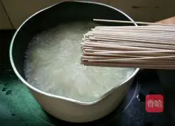 Illustration of how to make loofah, minced pork and shrimp skin noodles 9