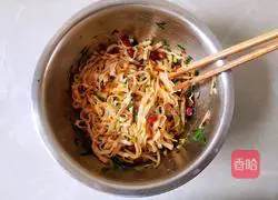 Illustration of how to make noodles with perilla sauce 9