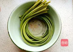 Illustration of how to tear garlic sprouts by hand 1