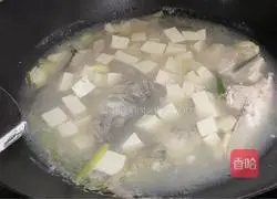 Illustration of making fish head and tofu soup 10