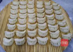 Illustration of how to make carrot, mushroom and meat dumplings 13