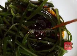 Illustration of how to make shredded kelp with minced red oil and garlic 5