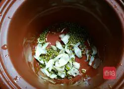 Illustration of how to make mung bean, lily and white fungus soup 5