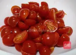 Illustration of how to make scrambled eggs with cherry tomatoes 1