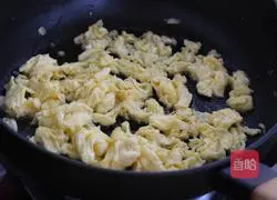 Illustration of how to make dumplings stuffed with pork and three delicacies 2