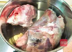 Illustration of how to make radish stewed mutton 4