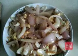 Fried eggs with onions Illustration of how to do it 7