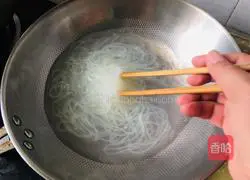 Illustration of how to make beef rice noodles 2