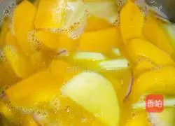 Illustration of how to make pineapple cream pumpkin soup 4