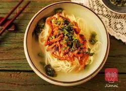 Illustration of how to make toon shredded pork noodles 12