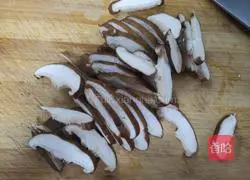 Illustration of how to make scrambled eggs with mushrooms 2