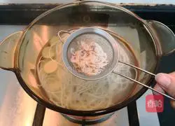 Illustration of how to make shrimp and seaweed noodles 10