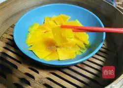 Peach Illustration of how to make glutinous pumpkin and pine nut soup 4