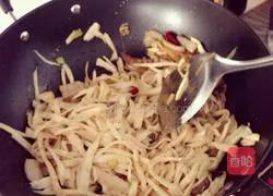 Illustration of how to stir-fry pork with king oyster mushroom 6