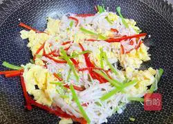 Illustration of how to make scrambled eggs with enoki mushrooms 12