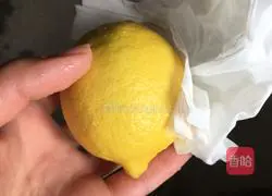 Illustration of how to make lemon honey water 2