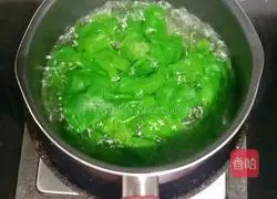 Illustration of how to make celery leaf, carrot and egg pancakes 3