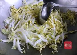 Illustration of how to make cabbage and egg noodle soup 4