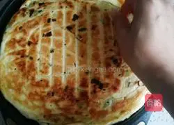Illustration of how to make delicious home-style scallion pancakes 5