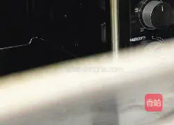 Illustration of how to make garland bread 9