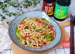 Illustration of how to make green pepper and shredded pork cold noodles 15