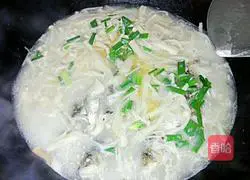 Illustration of how to make enoki mushroom and crucian carp soup 8