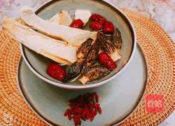 Illustration of morel, king oyster mushroom and scallop chicken soup 2