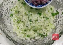 Illustration of how to make vegetable dumplings stuffed with cabbage 6