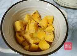 Eggs fried with diced steamed buns Practice illustration 5