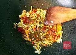 Illustration of how to make fried rice noodles with fish flavor and eggs 9
