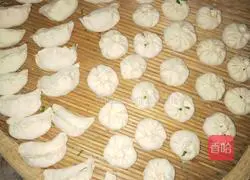 Illustration of how to make crescent moon buns 7