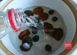 Illustration of how to make rock sugar, dried apricot and longan tea 5