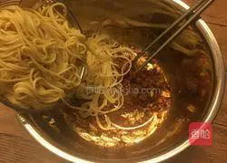 Illustration of how to mix cold noodles 6
