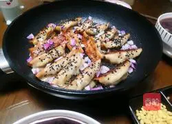 Illustration of how to make sesame and onion pan-fried pot stickers 6