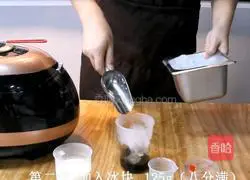 Illustration of how to make matcha dirty fresh milk 2