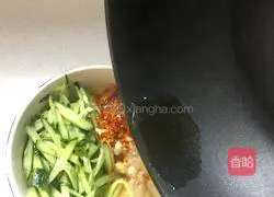 Illustration of how to make dumpling skins with oily noodles 10