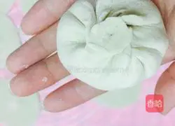 Illustration of how to make steamed buns stuffed with cabbage stuffing 12