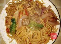 Illustration of how to make black pepper beef fillet fried pasta 4