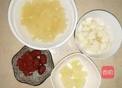 Illustration of how to make rock sugar, snow pear and white fungus soup 1