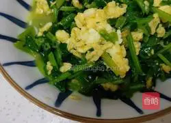 Illustration of how to make scrambled eggs with spinach 9