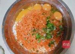 Illustration of how to make shredded carrot pancakes 5