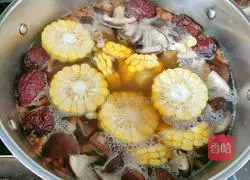 Illustration of how to make mushroom, corn and beef bone soup 13