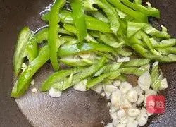 Illustration of how to stir-fry cucumber and ham sausage 3