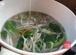 Illustration of how to make vegetables and shredded pork noodles 11