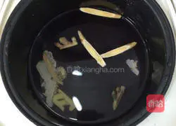 Illustration of how to make Angelica and Astragalus Chicken Soup 4