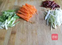 Illustration of how to make shredded dried tofu with oil 2