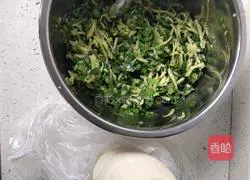 Illustration of how to make leek and potato shredded dumplings 4