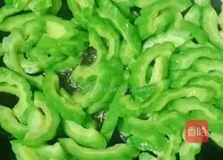 Illustration of how to make bitter melon and scrambled eggs 12